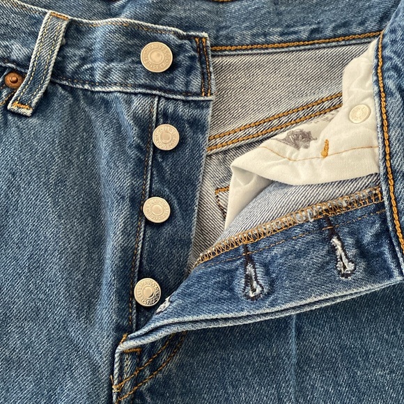 LEVI’s 501 Premium Quality Adjustable Length Shorts Size 26 - Picture 3 of 12